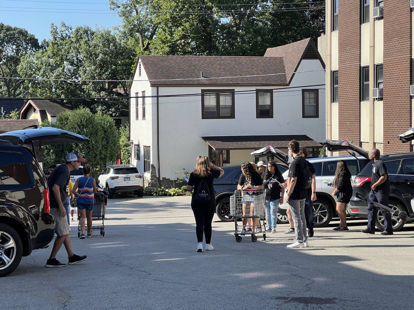 Move-in day can be quite stressful for freshmen and their families.  Colleges try to minimize that strain by having scheduled drop-off times and having student volunteers help.