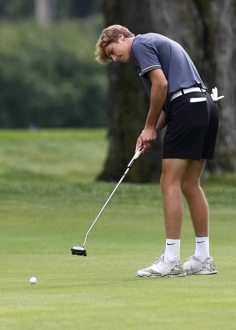McHenry’s Ryan Townsend putts on the 18th green during the Fox Valley Conference Boys Golf Tournament Thursday, Sept. 21, 2023, at McHenry Country Club in McHenry.