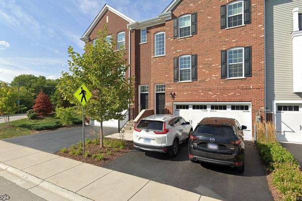 Single-family home sells in Woodridge for $465,000