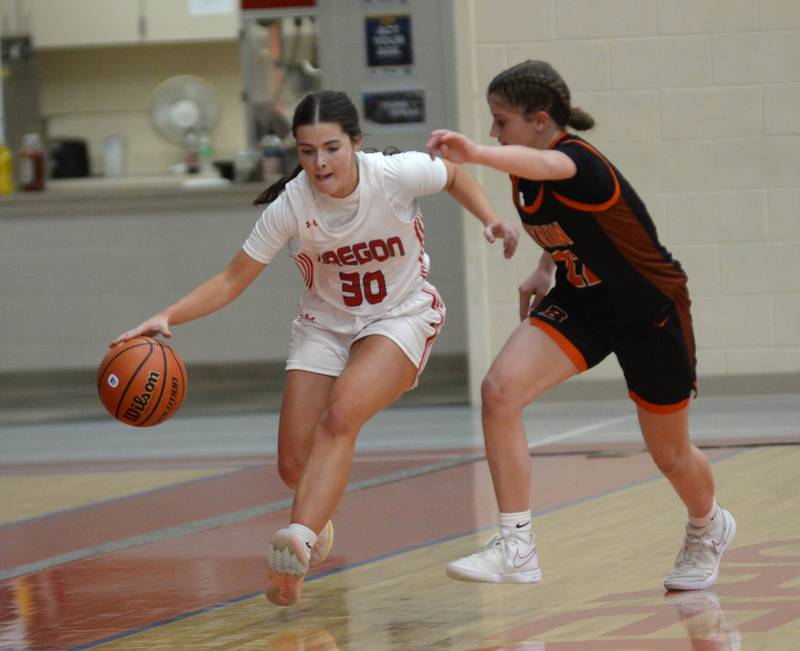 Oregon's Mya Engelkes dribbles up the sideline as Byron's Aubrie Fuller defends during Wednesday, Jan. 10, 2024 action at the Blackhawk Center in Oregon.