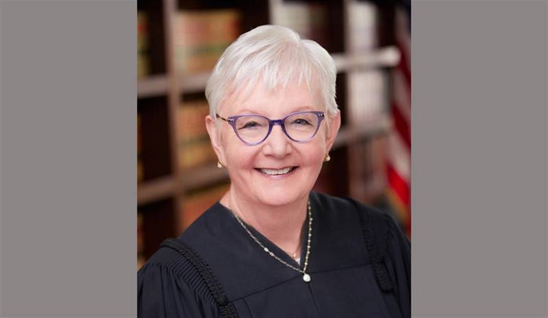 Theis sworn in as Illinois Supreme Court chief justice amid possible