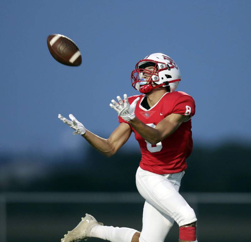 Brian Hill/bhill@dailyherald.com
Glenbard East Dailen Zollicoffer (8) pulls in a long touchdown pass against Glenbard East Friday September 2, 2022 in South Elgin.