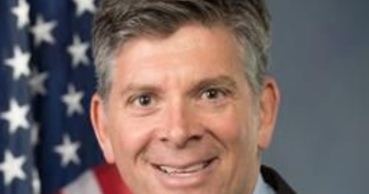 Image for Rep. LaHood visits Lee County Council on Aging to thank staff, greet senior citizens