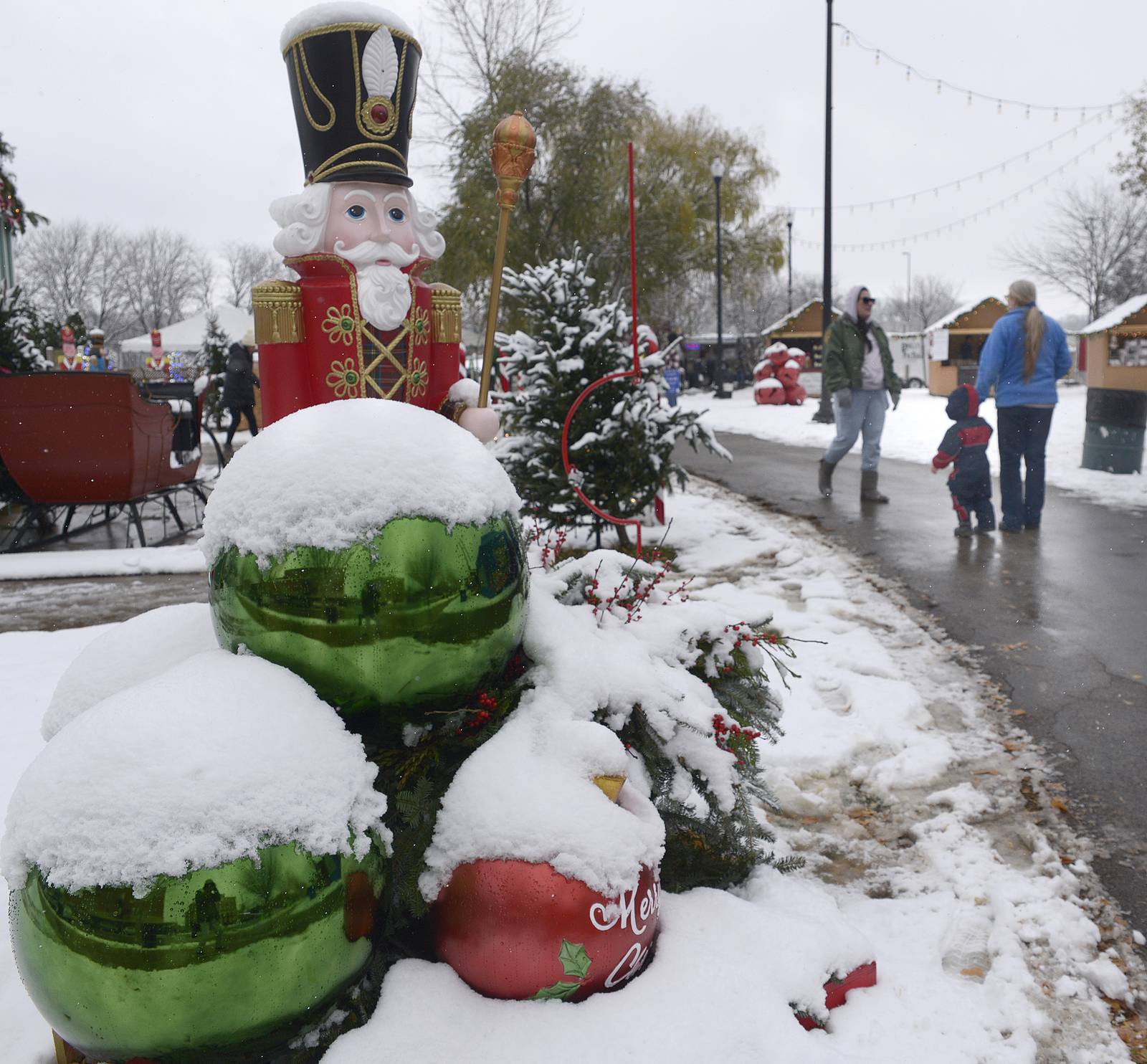 Photos Snow falls on Chris Kringle Market in Ottawa Shaw Local