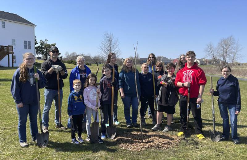 On April 8, local volunteers – representing 4-H, Master Gardeners, Master Naturalists, and the local Soil and Water Conservation District – teamed up to plant 25 fire-resistant, native oak species along the bike path at Bluegrass Prairie Park West in Oswego as part of the 4-H Green Communities Tree Program.
