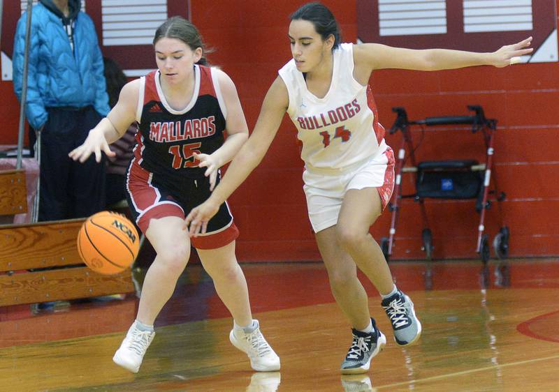 Henry-Senachwine’s Addison Robbins and Streator’s Isabell Gutierez give chase to a loose ball in the 1st period Tuesday at Streator.