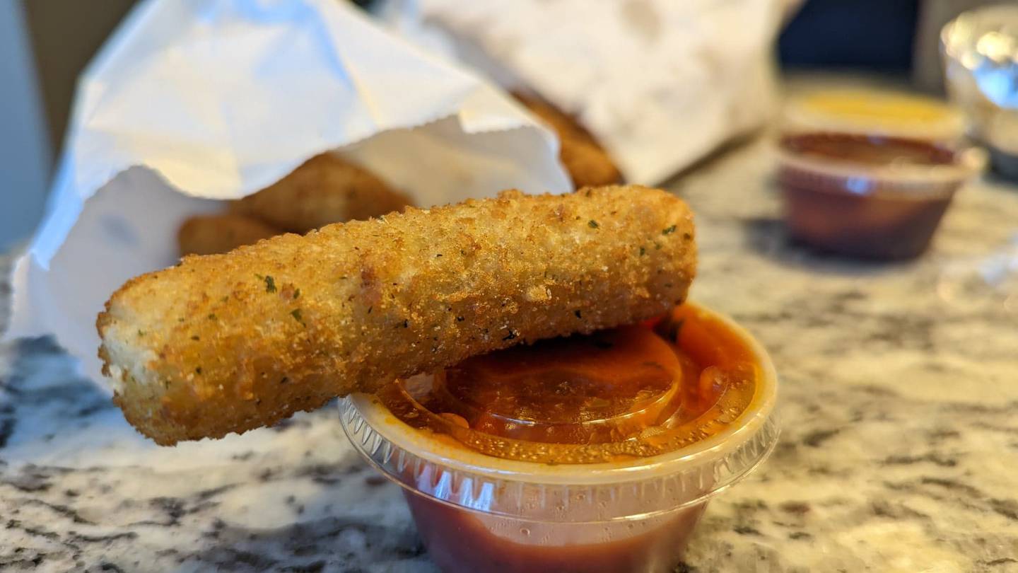 Resimde Shorewood'daki Marks on 59'dan Mozzarella Sticks.  Sıcak, gevrek, iyi baharatlı ve çok sevimsiz geldiler.