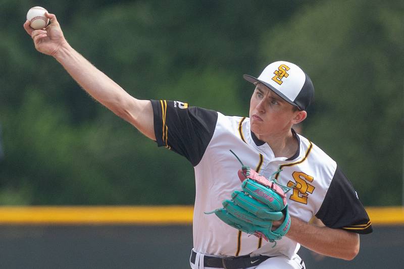 Cody Winegar (9) of Iowa pitches on Thursday, July 17, 2025 at Washington Park in Peru.