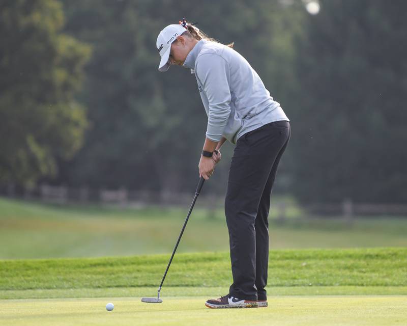 Kendall Grant of Oswego co-op putts during the Southwest Prairie conference meet on Wednesday Sept. 24, 2025, held at Blackberry Oaks Golf course in Bristal.