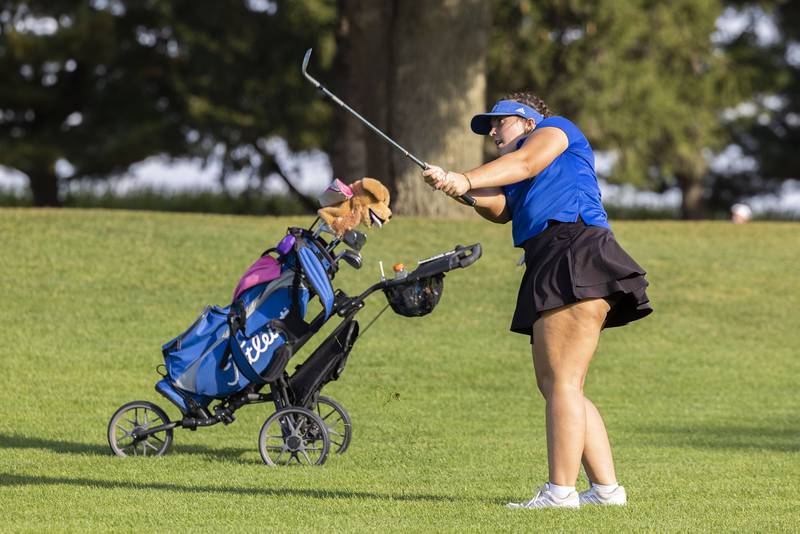 Newman’s Hannah Britt chips on #2 at Emerald Hill Wednesday, Sept. 24, 2025.