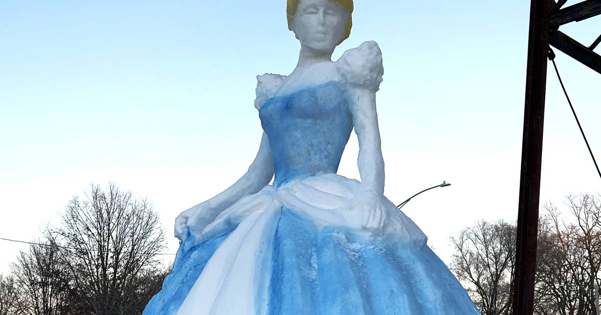 Oregon artist sculpts Cinderella in the snow