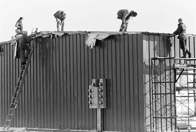 A view of crews building the frame of the second airplane hanger in January 1986 at the Illinois Valley Regional Airport in Peru.