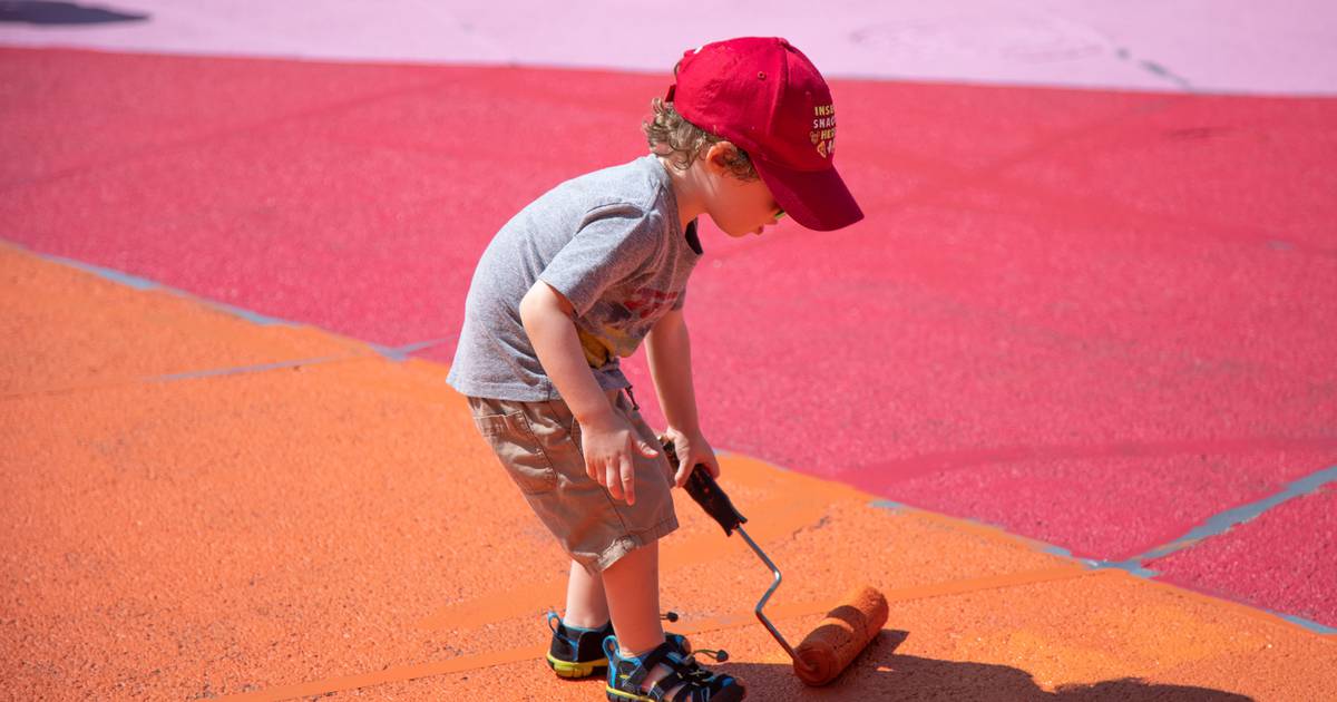 St. Charles community comes together to add splash of color to street