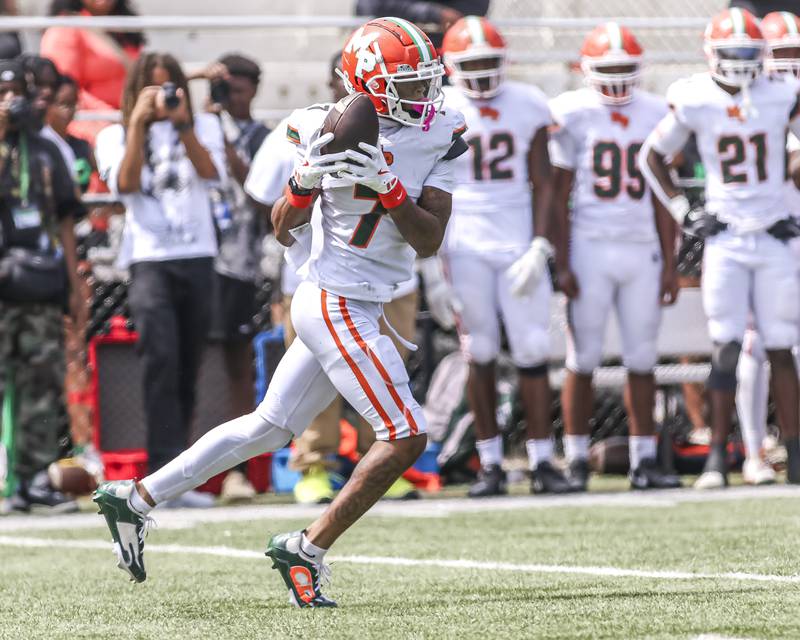 Morgan Park's Nasir Rankin (7) makes a catch behind the line of scrimmage during football game between Downers Grove North at Morgan Park Saturday, Aug 30, 2025  in Chicago.