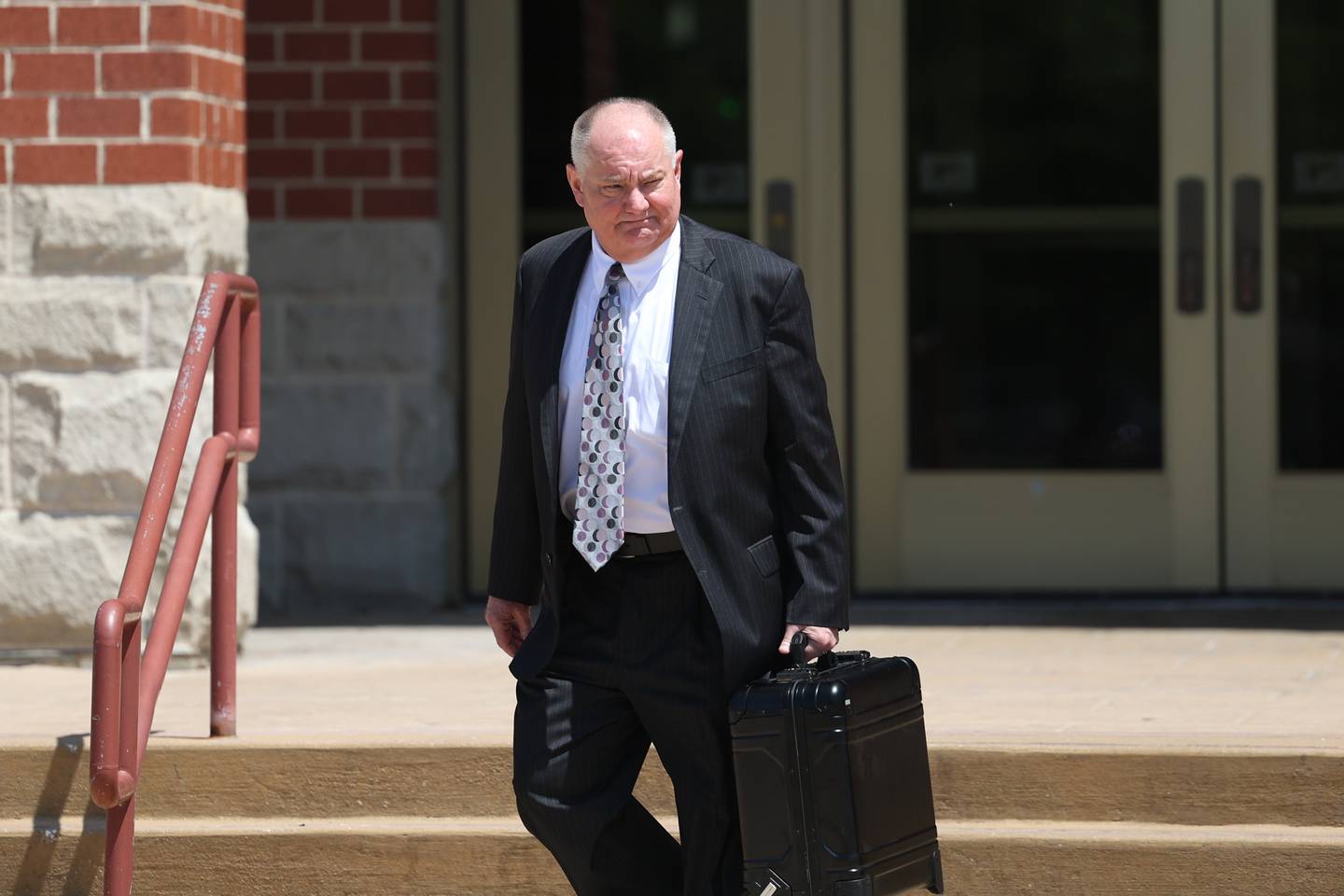 Defense attorney Jeff Tomczak leaves the Kendall County Courthouse after the status hearing for Javier Esqueda. Esqueda faces official misconduct charges for leaking video of Eric Lurry’s arrest. Lurry died from a drug overdose. Tuesday, June 14, 2022 in Yorkville.