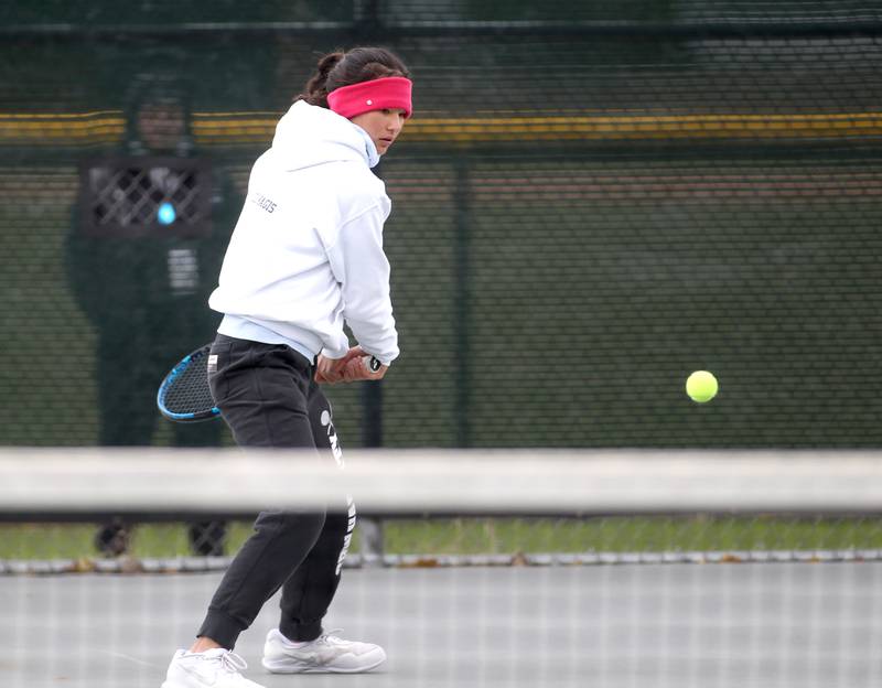 Glenbard West’s Mira Kernagis returns the ball during the first day of the IHSA state tennis tournament at Fremd High School on Thursday, Oct. 20, 2022.