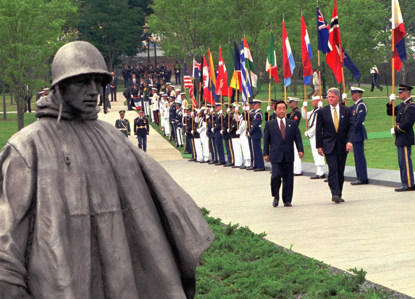 South Korean President Kim Young-sam and President Bill Clinton tour the Korean War Veterans Memorial in Washington July 27, 1995, prior to a dedication ceremony for the memorial. The memorial is to honor the 1.5 million Americans who fought in the Korean War.