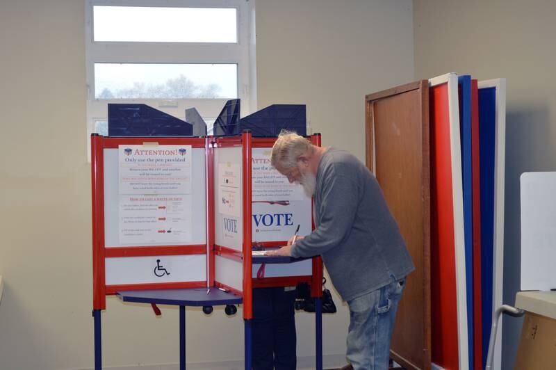 Ron Larson, of Mt. Morris, fills out his ballot on Tuesday, Nov. 5, 2024, in the Mt. Morris Village Hall basement.