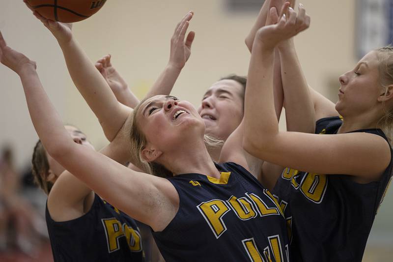 Polo’s Bekah Zeigler works below the basket against Oregon on Tuesday, Nov. 22, 2022.