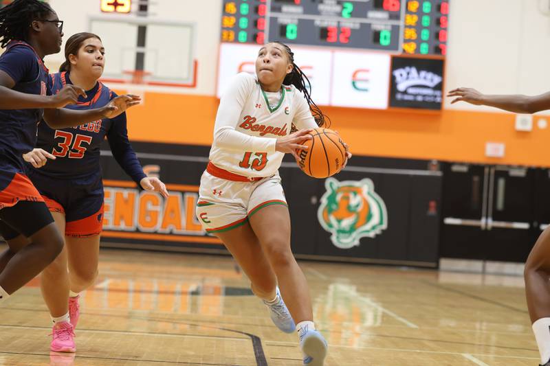 Plainfield East’s Valeria Ramos drives to the basket against Oswego on Tuesday, Jan. 13, 2026 in Plainfield.