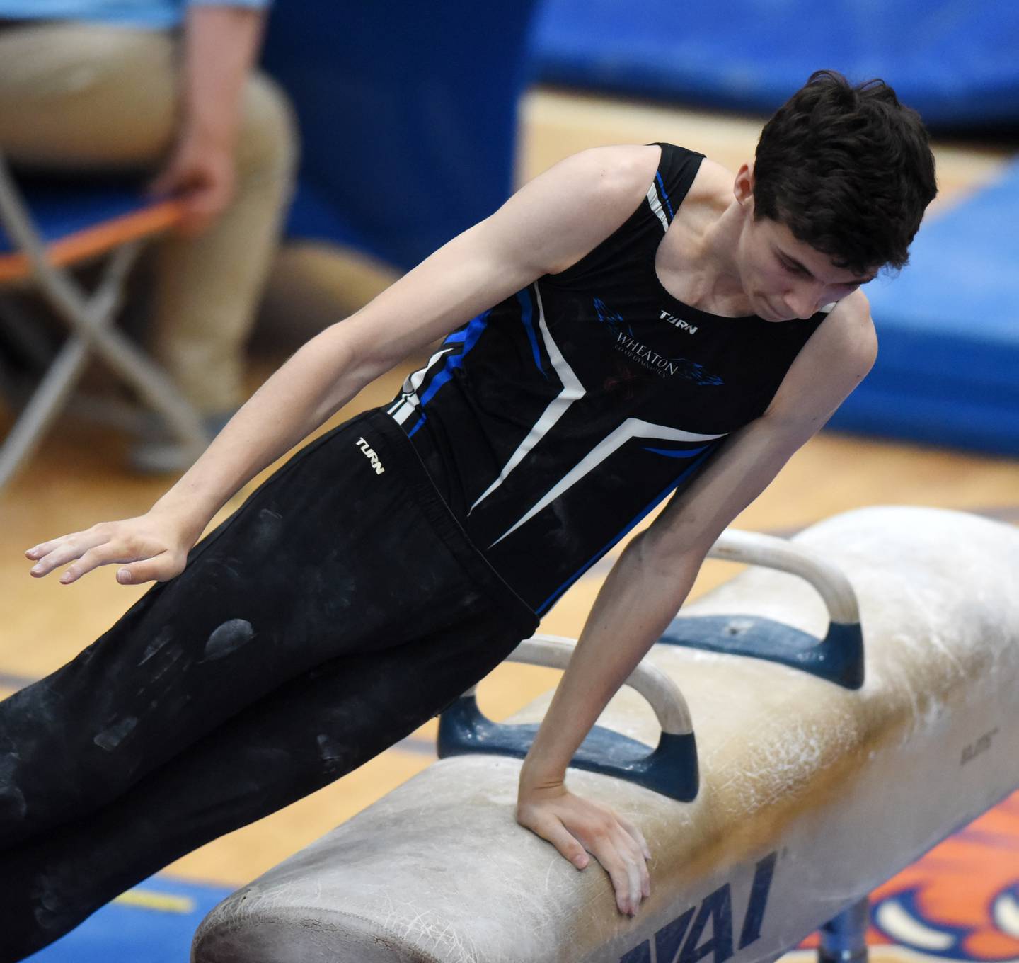Joe Lewnard/jlewnard@dailyherald.com Patrick Malone z Wheaton-Warrenville South v pátek soutěží na koni s hlavicí během prvního dne chlapecké státní gymnastiky na střední škole Hoffman Estates.