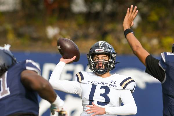 Nate Lang throws 5 TDs, IC Catholic puts up 35-point second quarter to beat Hope in Class 3A first-round game