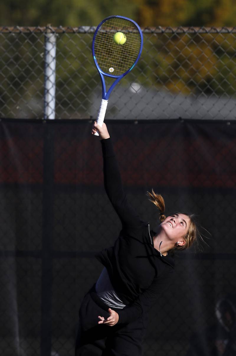 Lemont’s Maggie Biscan serves the ball Thursday, Oct. 23, 2025, during the first day of the IHSA State Girls Tennis Tournament at Schaumburg High School.