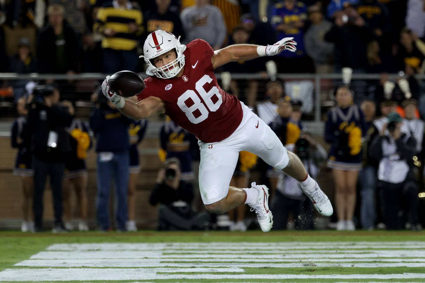 Stanford tight end Sam Roush (86) misses a pass in the endzone during the first half of an NCAA college football game against California in Stanford, Calif., Saturday, Nov. 22, 2025. (AP Photo/Jed Jacobsohn)