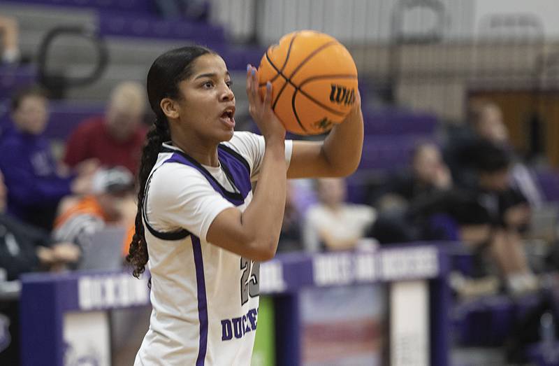 Dixon’s Ahmyrie McGowan spots up a shot against Oregon Thursday, Jan. 15, 2026.