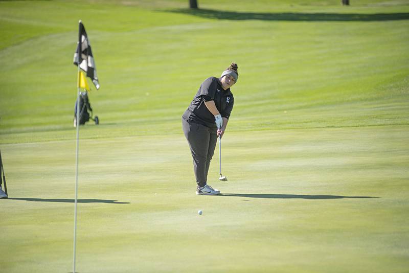 Rock Falls’ Cheyenne Hansen putts on the #7 green at Deer Valley during class A girls regional golf Thursday, Sept. 29, 2022.