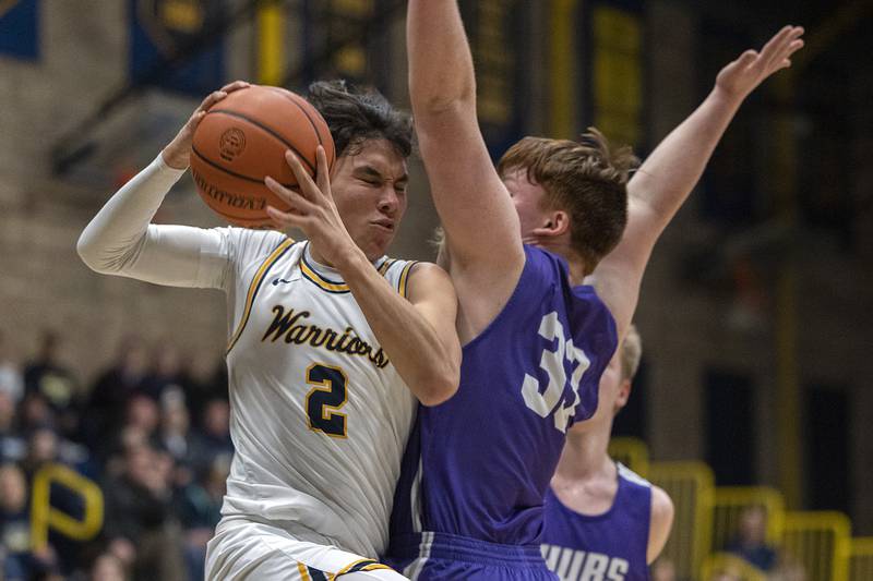 Sterling’s JP Schilling dishes off a pass against Rochelle’s Jack Tracey Tuesday, Jan. 31, 2023.