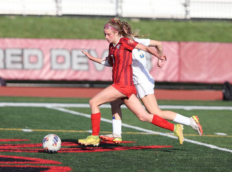 Hinsdale Central's Avery Edgewater (7) tracks down the ball during the girls varsity soccer match between Lyons Township and Hinsdale Central high schools in Hinsdale on Tuesday, April 18, 2023.