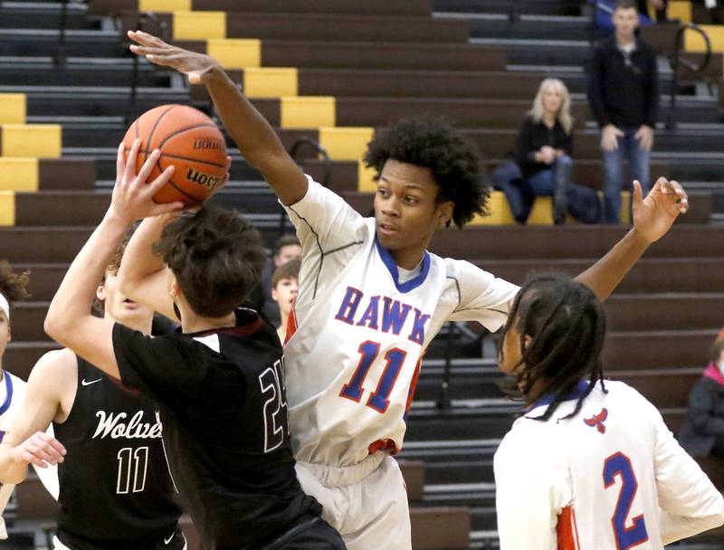 \Hoffman Estates’ DJ Wallace house Prairie Ridge's Ben Gablenz as he tries to block the shot during a Hinkle Holiday Classic basketball game Wednesday, Dec. 28, 2022, at Jacobs High School in Algonquin.