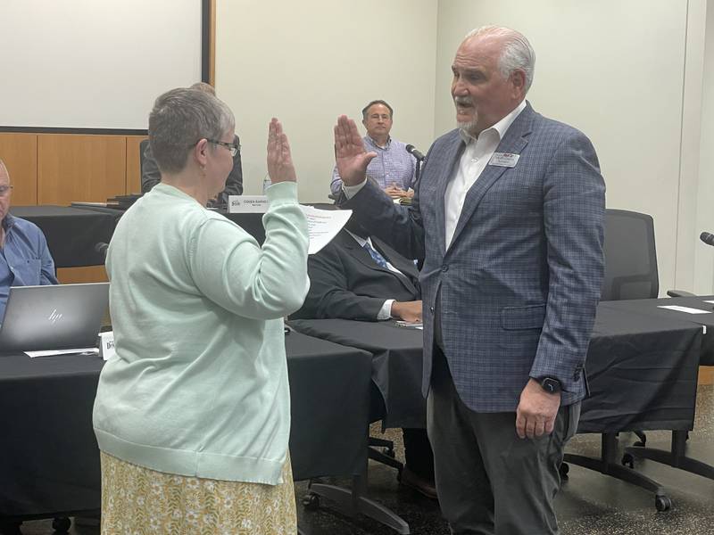 Brad Hoey (right) is sworn in May 12, 2025, at the DeKalb City Council meeting.