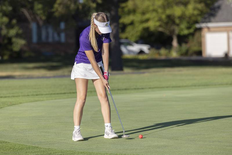 Mendota’s Ally Denault putts on #5 at Emerald Hill Wednesday, Sept. 24, 2025.
