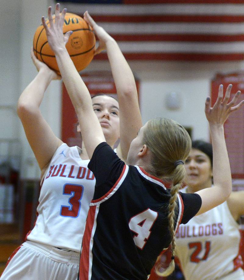 Streator’s Addy Mahan prepares to get a shot away from the block of Earlville’s Jacey Helgesen in the 1st period Saturday at Streator