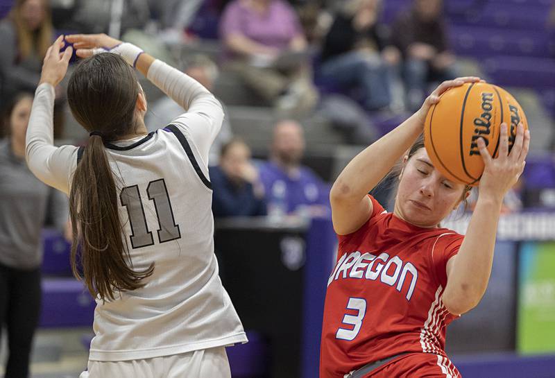 Oregon’s Lola Schwarz takes a pass against Dixon Thursday, Jan. 15, 2026.