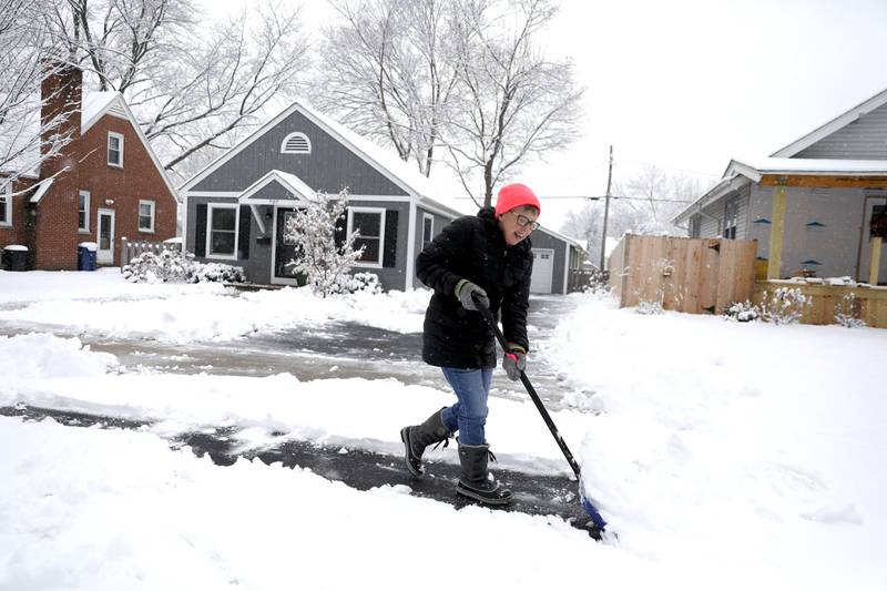 Photos Kane County gets a few inches of snow Shaw Local