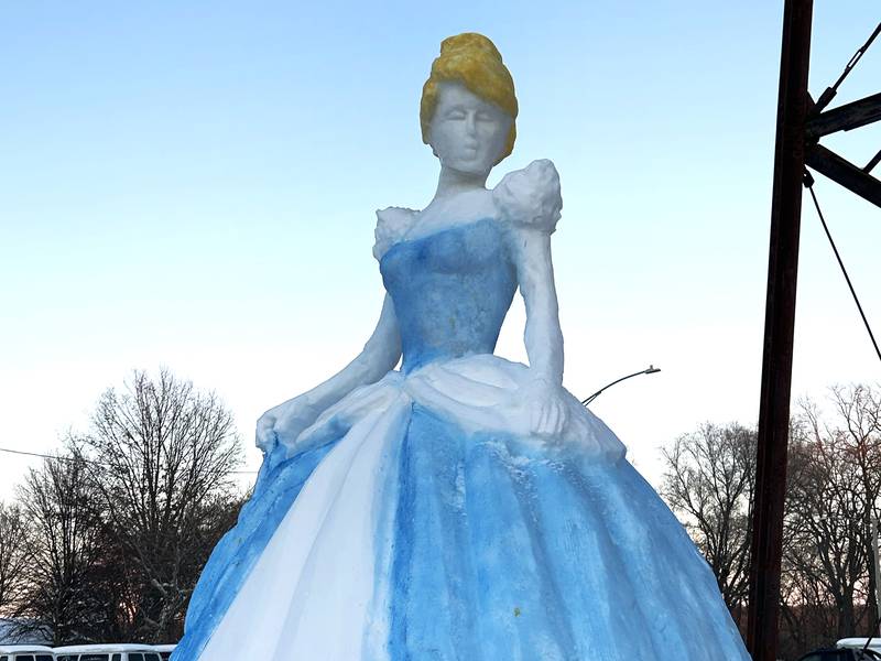 Oregon artist sculpts Cinderella in the snow