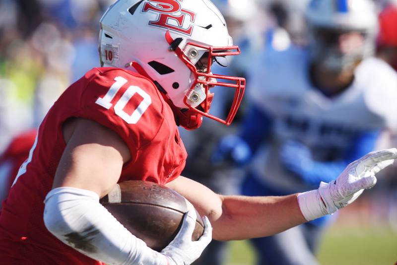 Joe Lewnard/jlewnard@dailyherald.com
South Elgin’s Brandon Berrios carries the ball on a kickoff return during the Class 8A second-round football game against Warren Saturday.
