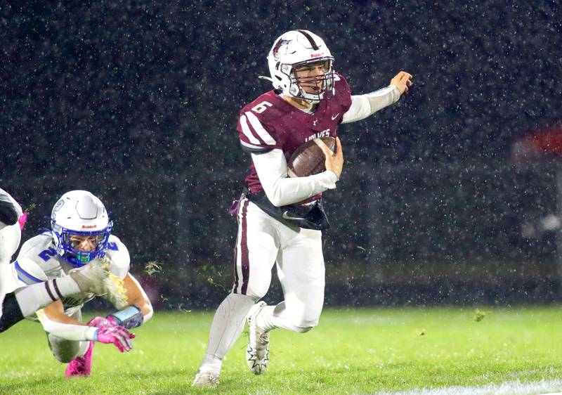 Prairie Ridge’s Luke Vanderwiel runs the ball against Vernon Hills in IHSA football Class 5A first-round playoff action at Prairie Ridge High School in Crystal Lake on Friday, October 31, 2025.