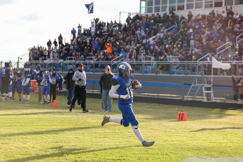 Clifton Central's Blake Chandler runs in a touchdown as fans cheer during the Comets' 24-6 victory over Knoxville in the Class 1A first-round playoff game on Saturday, Nov. 1, 2025.