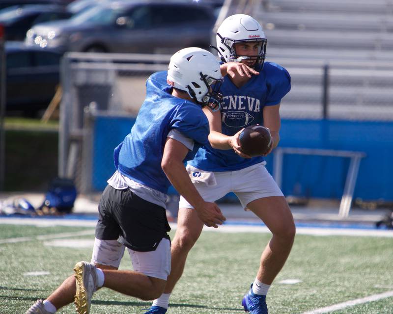 Geneva's Ben Peterson hands the ball off during  drills at practice on Thursday Aug.21,2025 in Geneva.