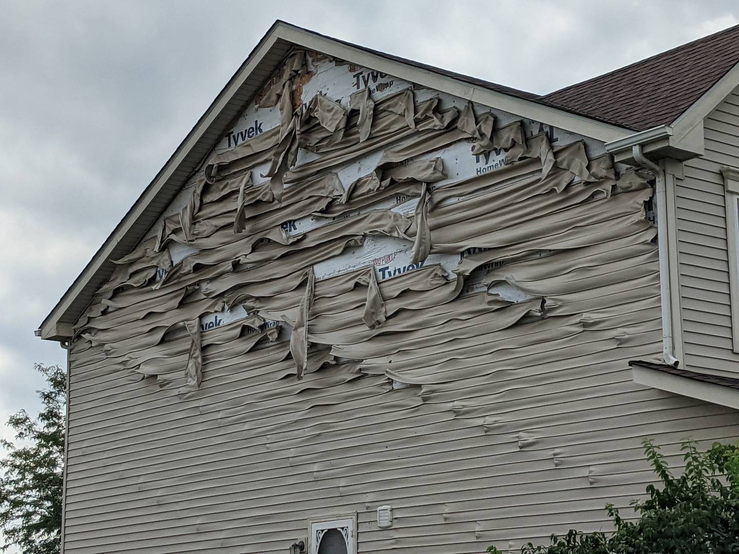 The Oswego Fire Protection District was dispatched to the 500 block of Litchfield Way for a reported residential structure fire on Sunday, Aug. 17, 2025.
Firefighters encountered a rapidly spreading attic fire that had already begun extending into two adjacent houses.