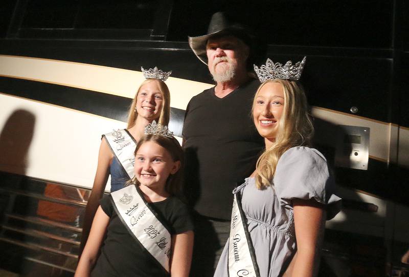Bureau County Fair Royalty (from left) Samantha Gross, Paisleigh Ehnle and Emilee Merkel, pose for a photo with Trace Adkins on Thursday, Aug. 21, 2025 at the Bureau County Fair in Princeton.