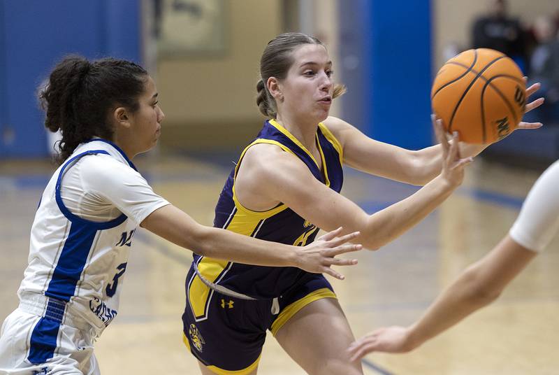 Mendota’s Laylie Renault makes a pass against Newman’s Paizlee Williams Thursday, Jan. 23, 2025.