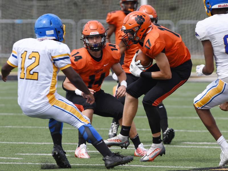 Joe Lewnard/jlewnard@dailyherald.com
Wheaton Warrenville South’s Max O’Connell carries the ball during Saturday’s game against Simeon.