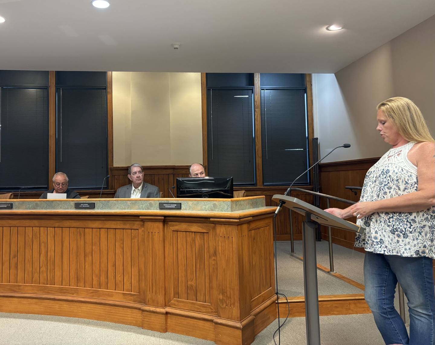 Melissa Sampson speaks to the Ottawa City Council during a public hearing Tuesday on a proposed solar project on the city’s south side.