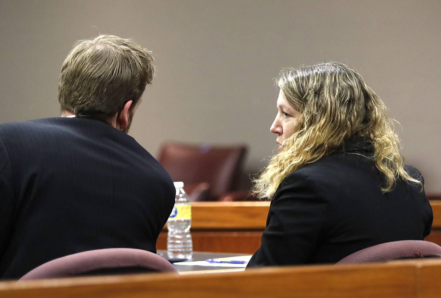 州检察官 Tyler Mikan 和 Sharyl Eisenstein 于 2022 年 11 月 14 日星期一在法官 Michael Coppig 对 56 岁的 Robert J. Gould 的审判中发表讲话。 戈尔德在 2017 年被捕时被列入麦克亨利县的头号通缉犯名单，他被指控从 2001 年开始多次对两名婴儿期的儿童进行性虐待。