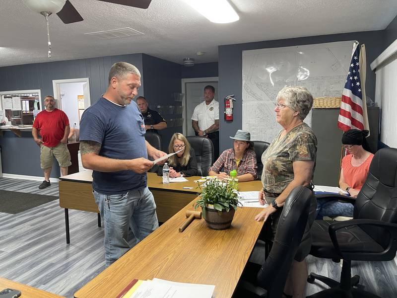 Trustee Jeff Giles is sworn in as Holiday Hills' new village president at its special meeting on Wednesday, Aug. 3, 2022.